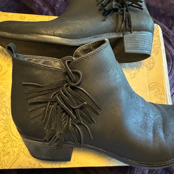 Barely worn black booties - Picture 4 of 6